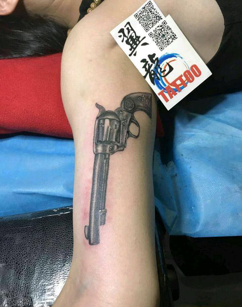 左轮手枪纹身图片_手臂传统静物成品手稿纹身图案