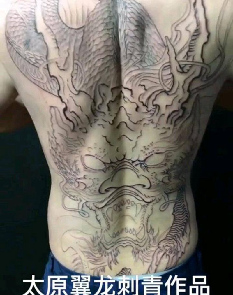 满背龙纹身图片_背部传统成品纹身图案