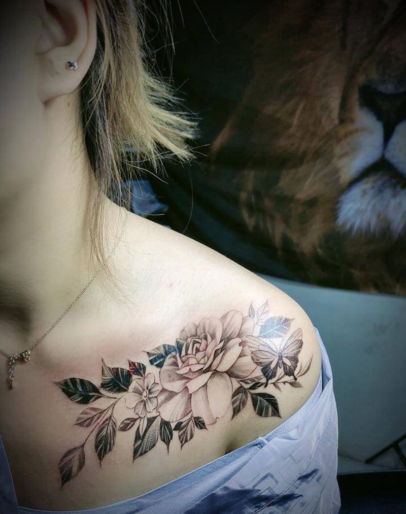 素花遮盖旧字母纹身图片_胸部新传统欧美写实素花纹身图案