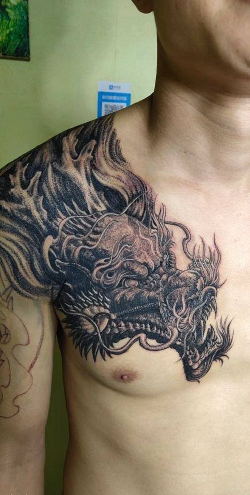 过肩龙纹身图片_肩部胸部点刺新传统纹身图案