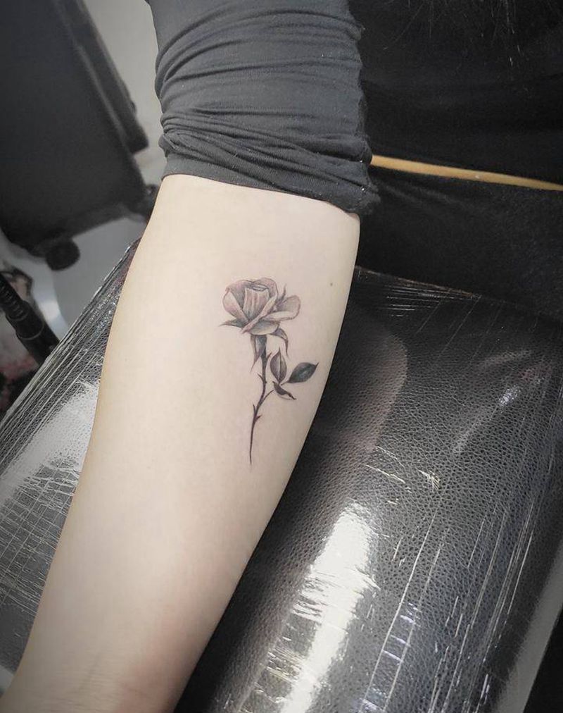 素花玫瑰纹身图片_手臂欧美写实新传统玫瑰纹身图案