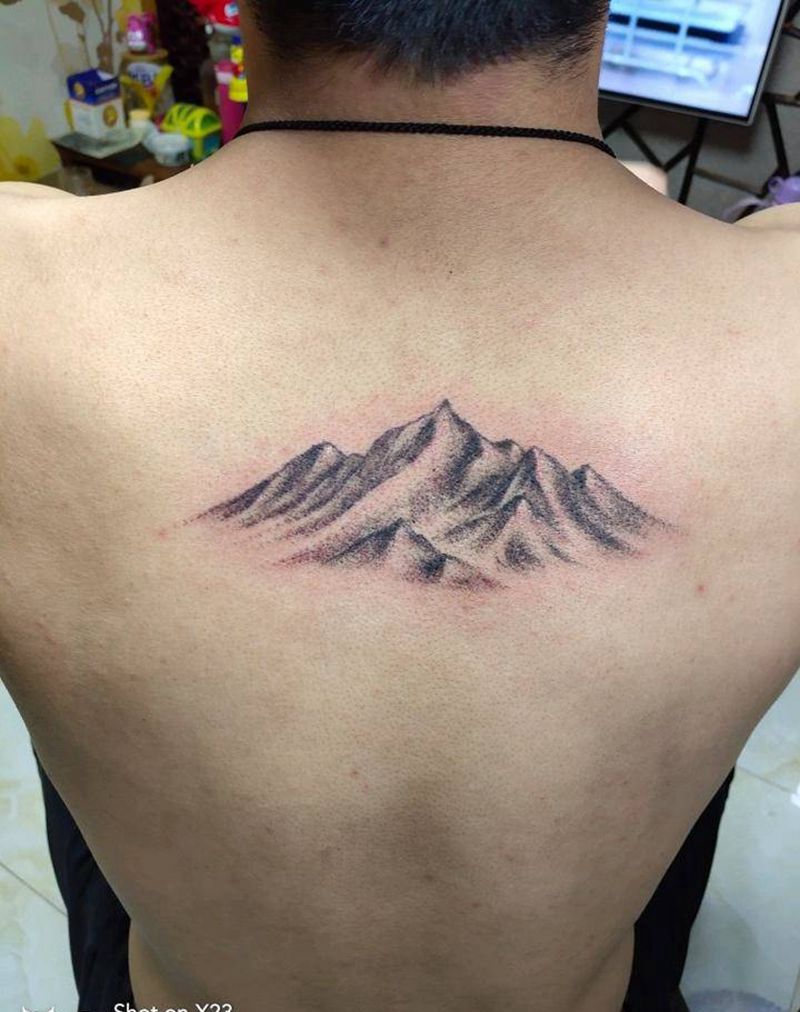 情侣纹身山纹身图片_背部手臂新传统点刺纹身图案