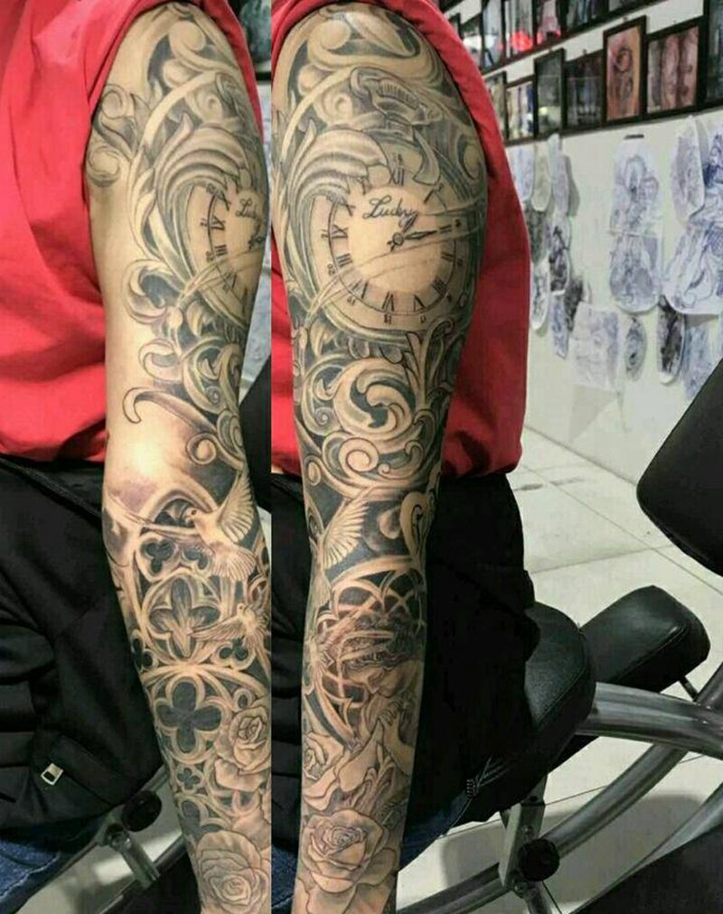 花臂纹身图片_手臂欧美写实钟表，天使纹身图案