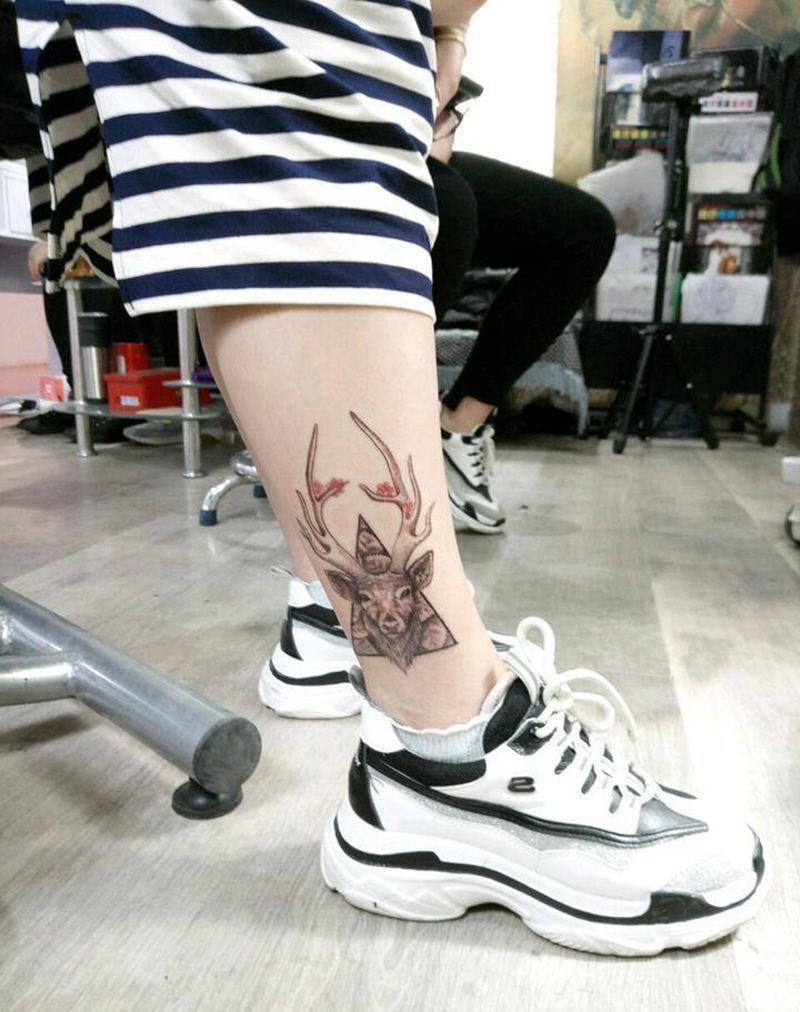 鹿头纹身图片_腿部写实动物成品纹身图案