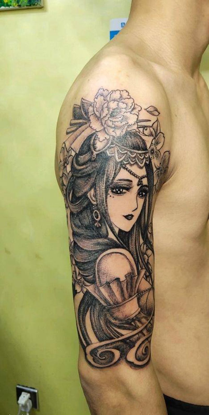 古典美女纹身图片_手臂肩部点刺新传统纹身图案