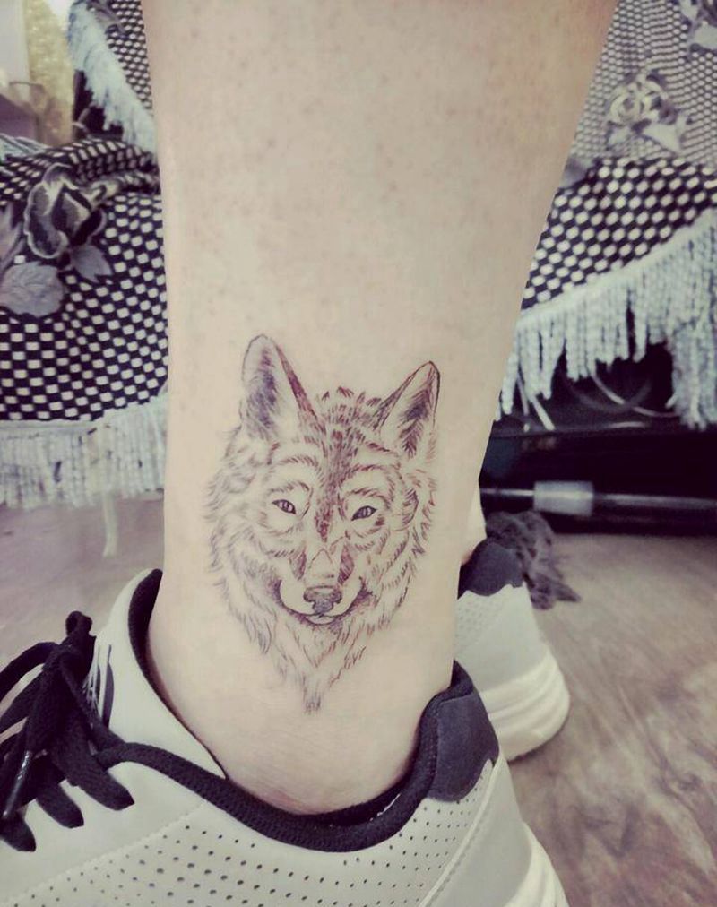 小清新线条狼头纹身图片_腿部清新动物成品纹身图案