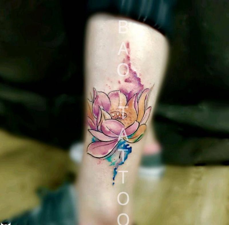 荷花纹身图片_腿部清新成品纹身图案