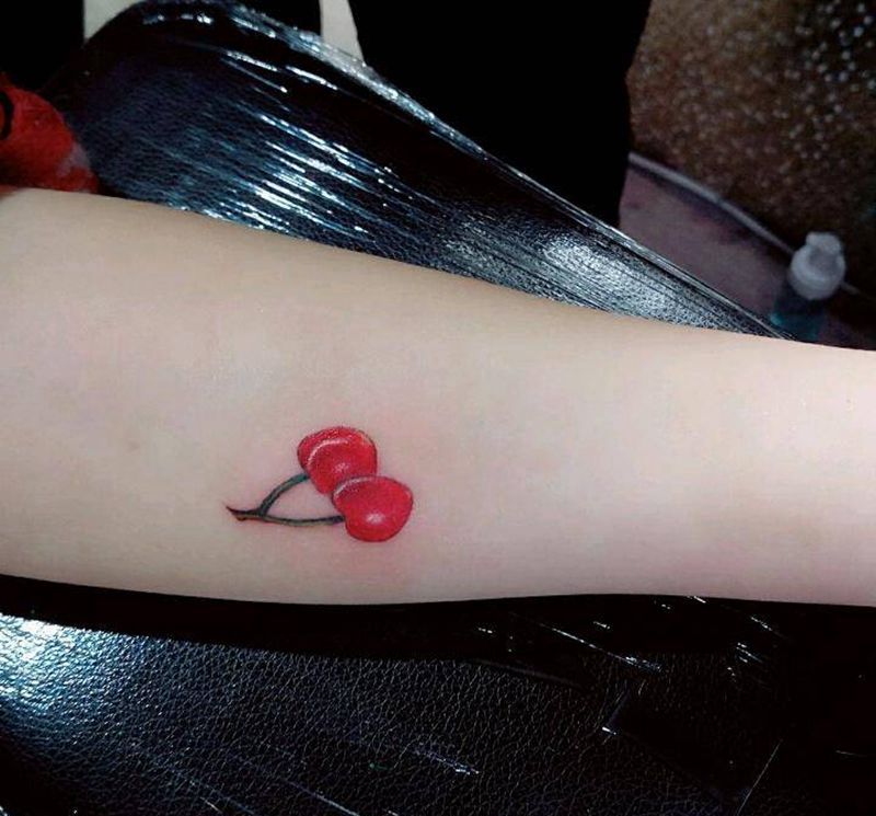 樱桃纹身图片_手臂清新写实植物成品纹身图案