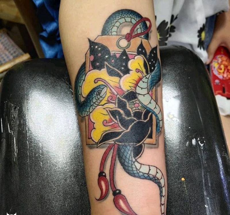 遮盖个3个字一个桃心纹身图片_手臂New School纹身图案