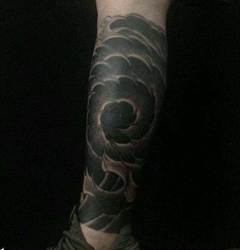 日式传统小腿水浪鱼纹身图片_腿部传统成品纹身图案