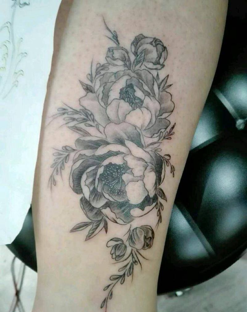 牡丹纹身图片_腿部清新写实植物牡丹成品纹身图案