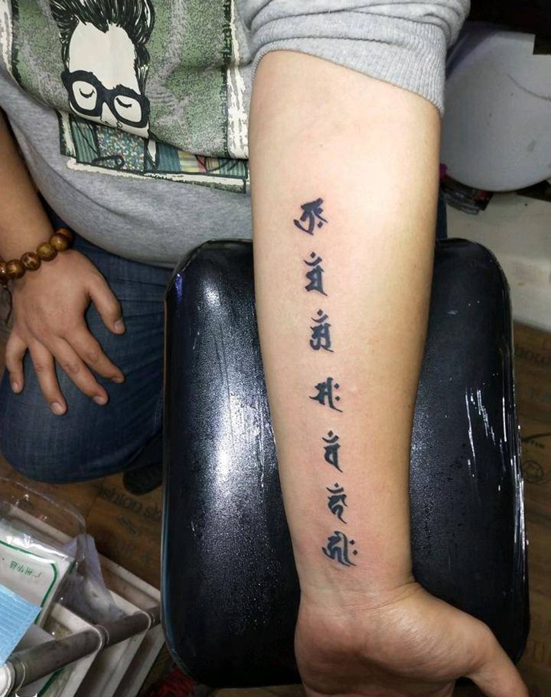 六字真言梵文纹身图片_手臂传统字符成品纹身图案