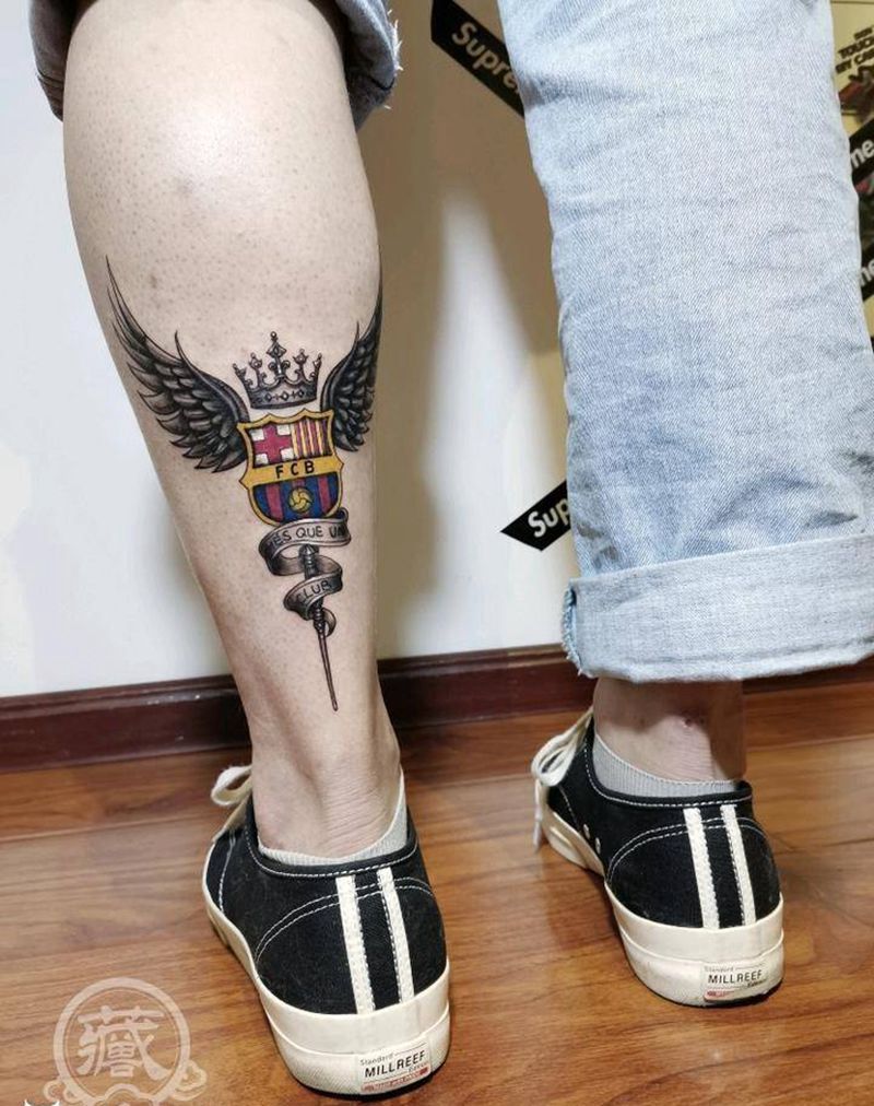巴萨之翼纹身图片_腿部脚部New School新传统巴萨皇冠翅膀纹身图案
