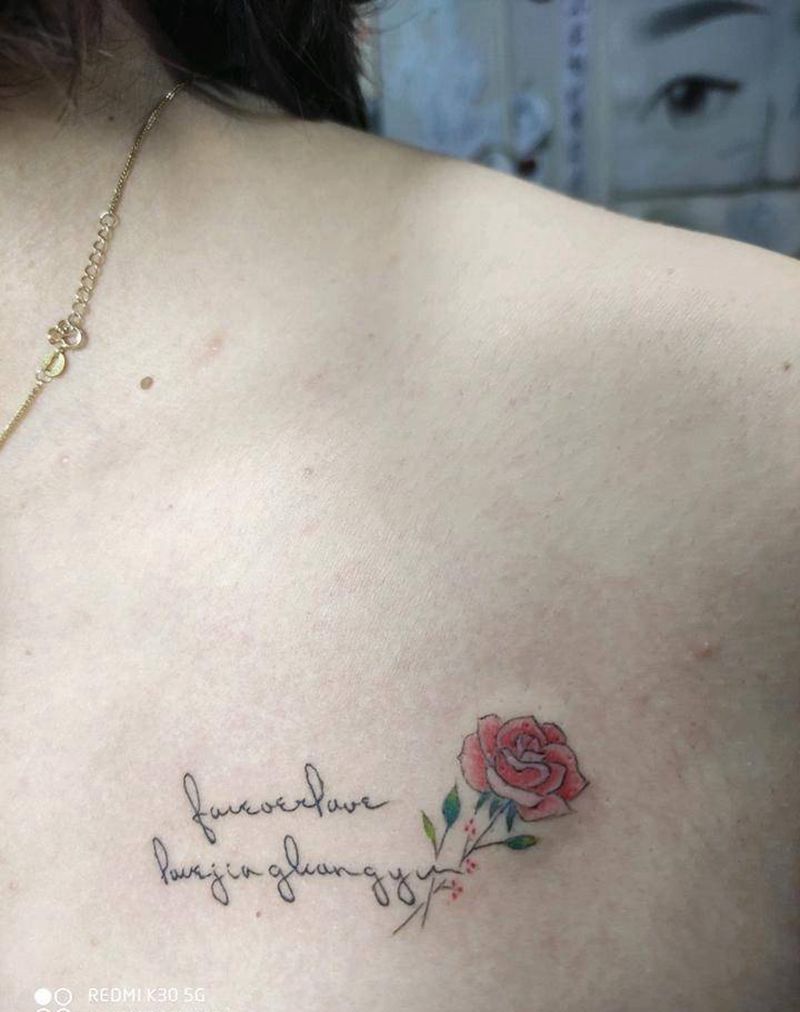 锁骨小花纹身图片_胸部新传统花体字清新纹身图案