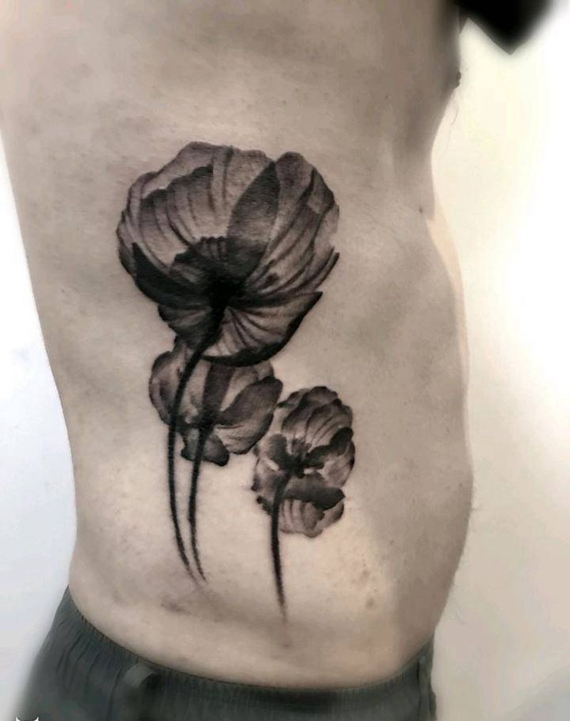 罂粟花纹身图片_腰部欧美写实纹身图案