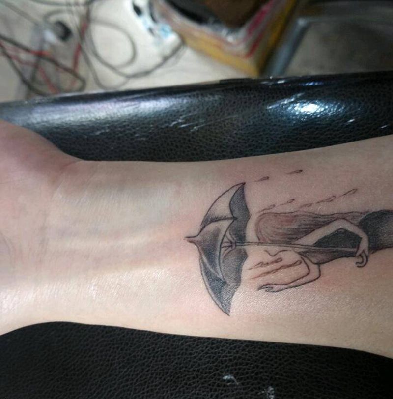 经历风雨的坚强女人纹身图片_手臂清新人物成品纹身图案