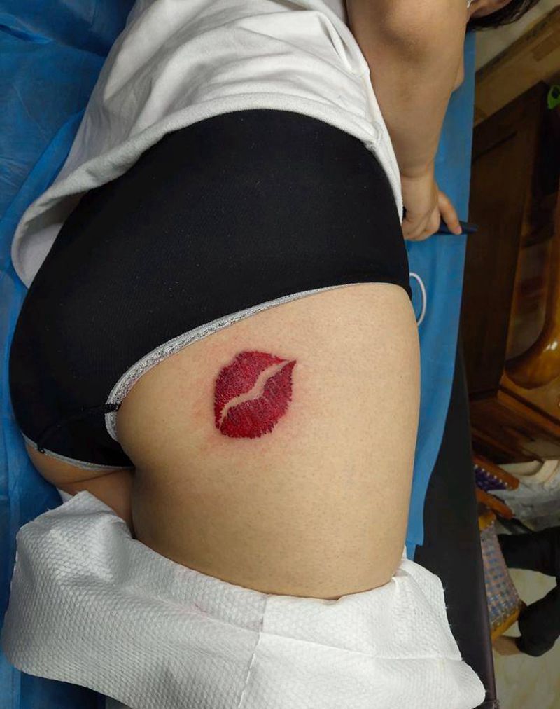 唇印纹身图片_臀部新传统New School纹身图案