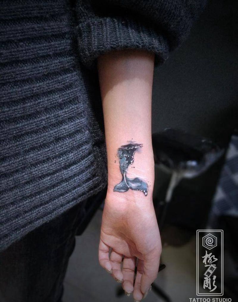 鲸鱼的尾巴纹身图片_手臂水彩遮盖疤痕纹身图案