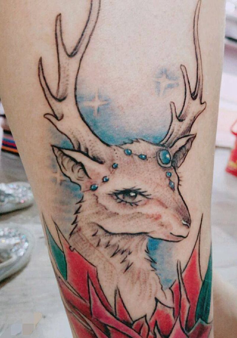 遮盖旧纹身：鹿头玫瑰纹身图片_腿部清新写实动物植物成品纹身图案