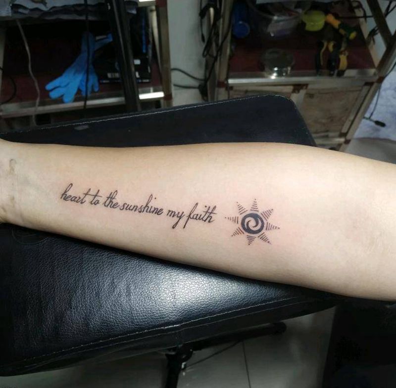 太阳图腾+字母纹身图片_手臂图腾纹身图案