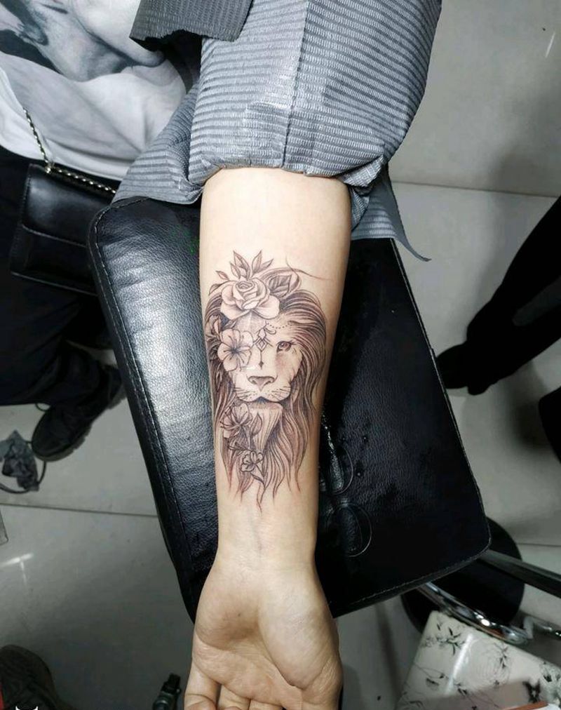 美女狮子纹身图片_手臂狮子纹身图案