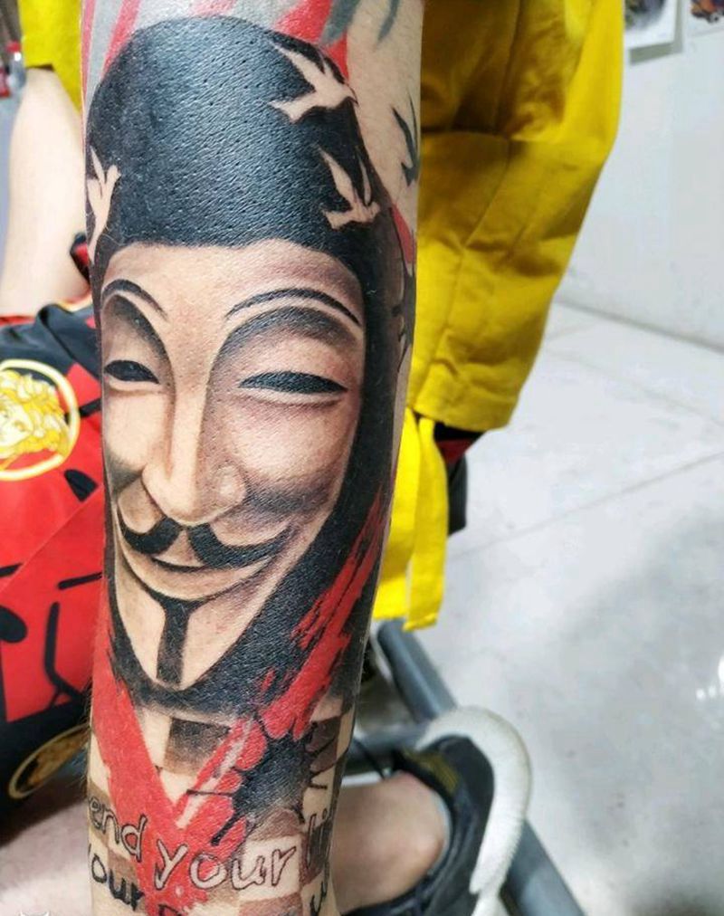 微笑坏笑面具包小臂纹身图片_手臂欧美写实纹身图案