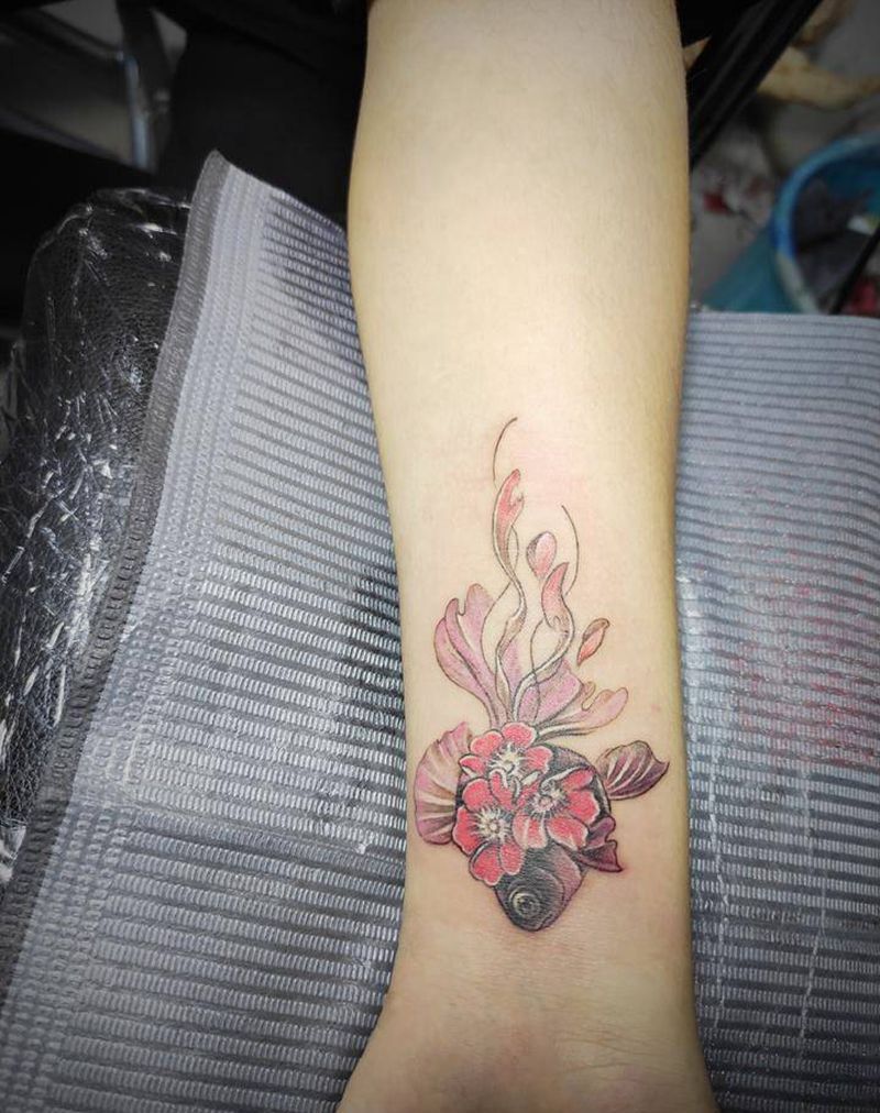 金鱼遮盖旧字母纹身图片_手臂New School新传统清新纹身纹身图案