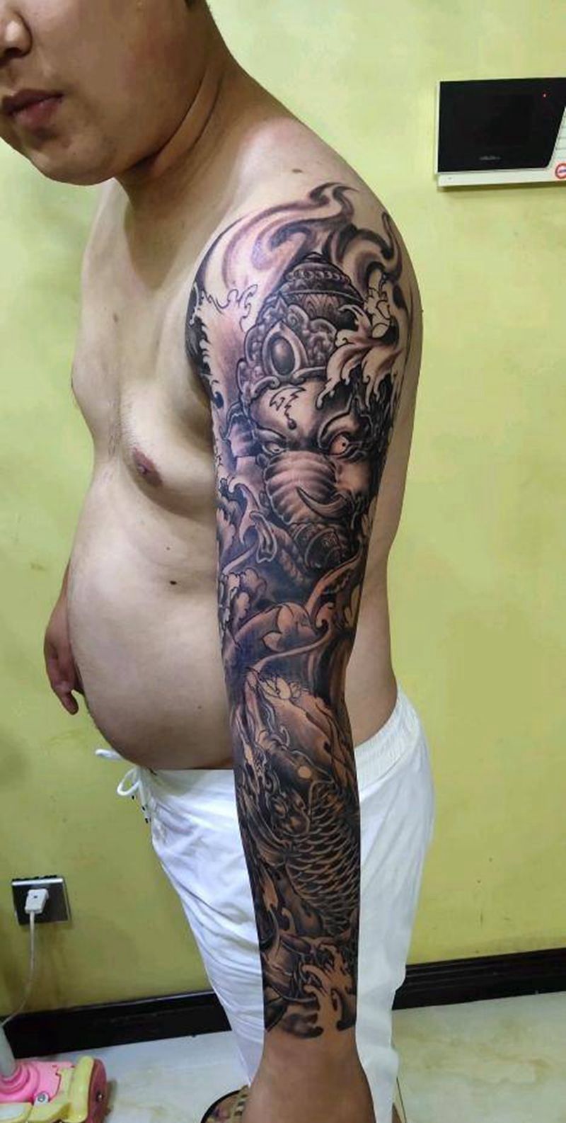 象神锦鲤花荷花臂纹身图片_手臂新传统纹身图案