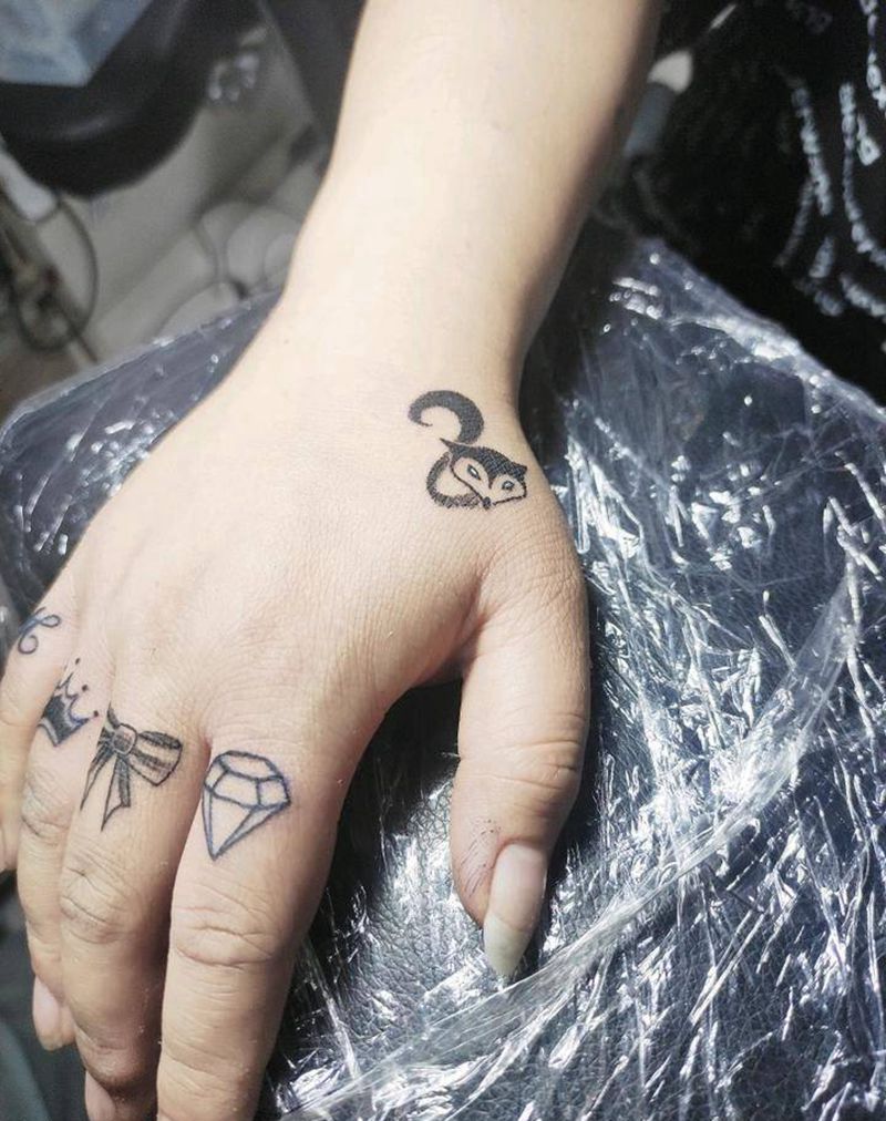 手指小清新纹身图片_手部几何点刺纹身图案