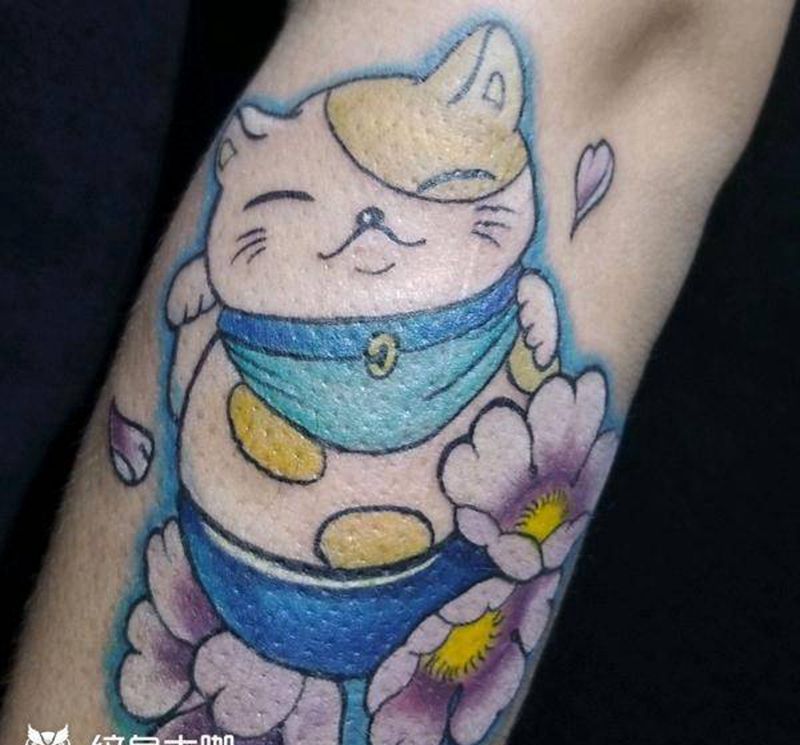 一只猫纹身图片_手臂New School招财猫樱花纹身图案