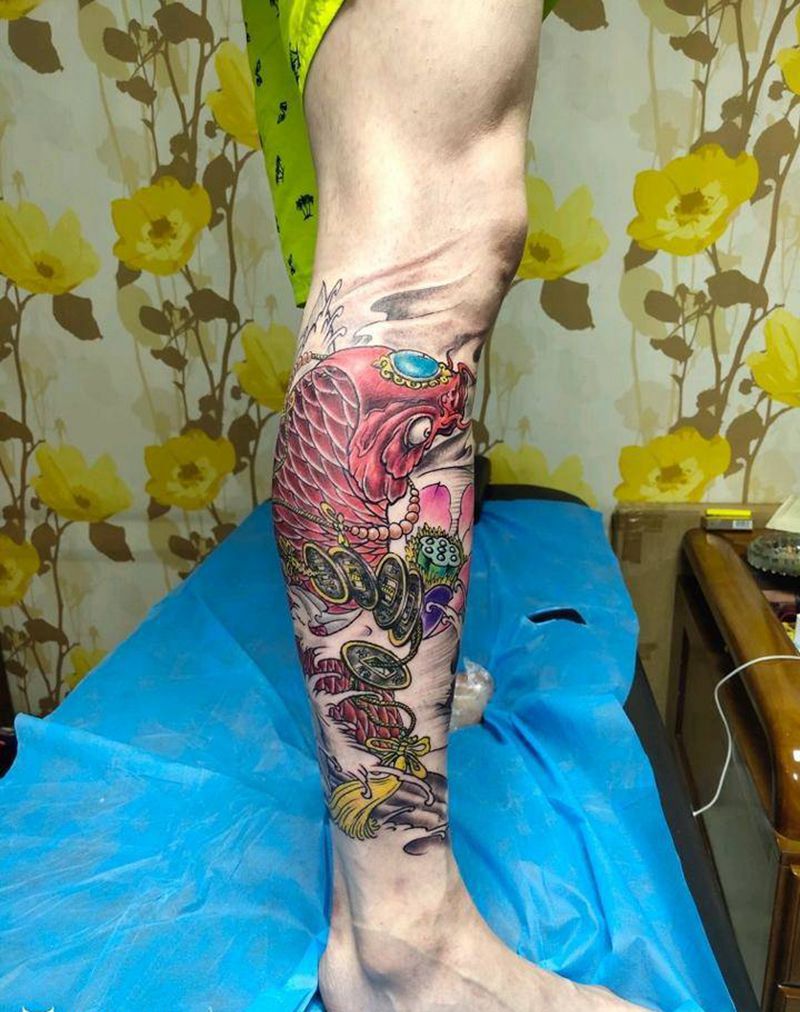 招财鱼纹身图片_腿部新传统水彩纹身图案