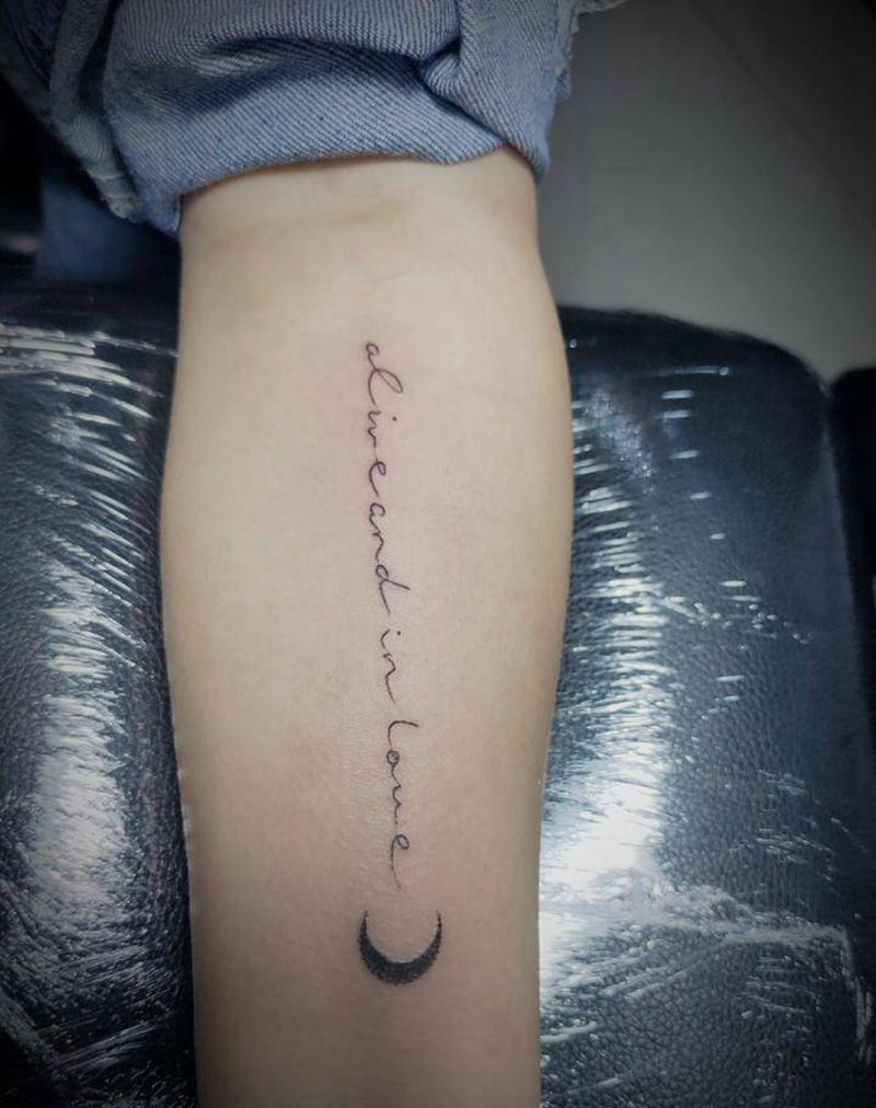 细英文字母纹身图片_手臂点刺几何纹身图案