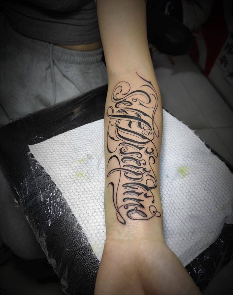 花体字纹身图片_手臂花体字纹身图案