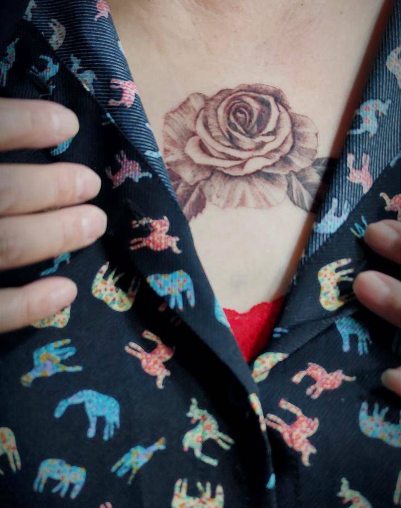 素玫瑰纹身图片_胸部点刺新传统素花纹身图案