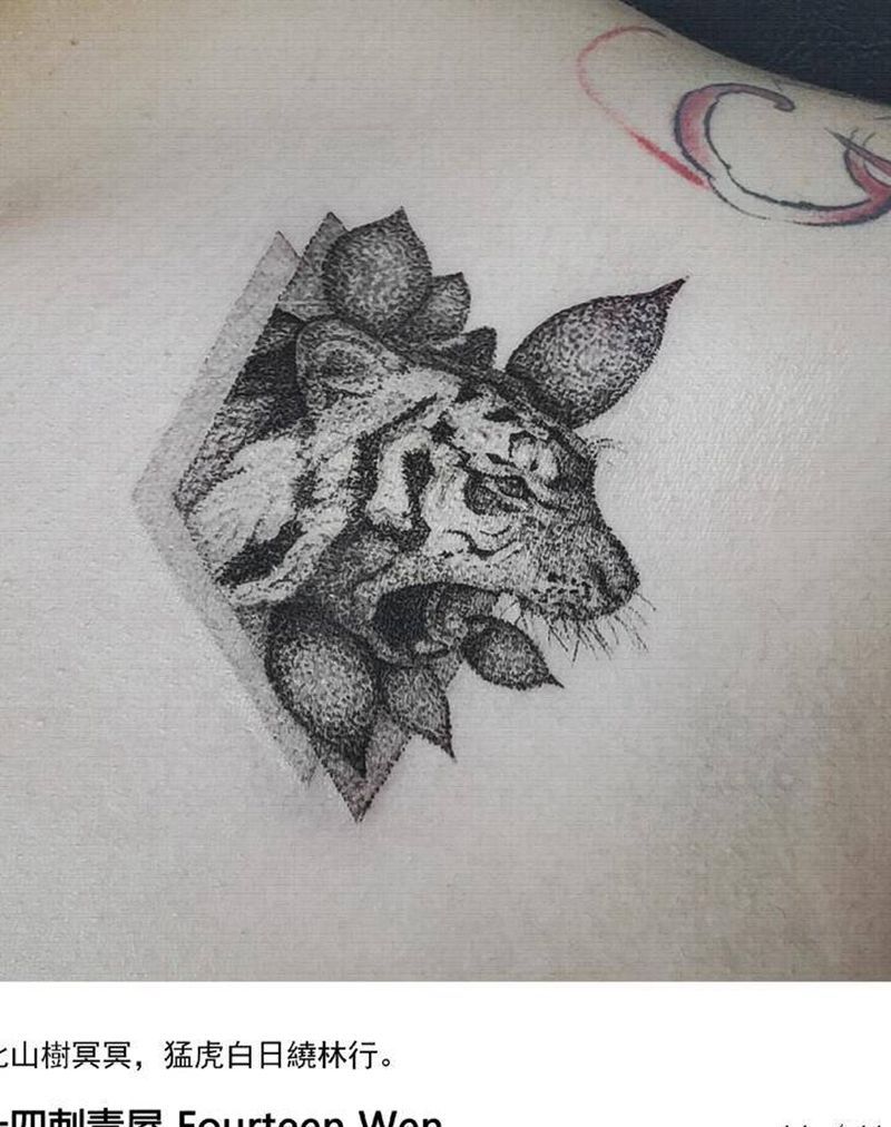 老虎纹身图片_胸部点刺欧美写实纹身图案