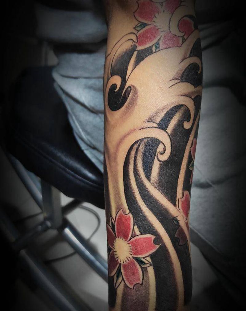 小花臂纹身图片_手臂老传统新传统水浪樱花纹身图案