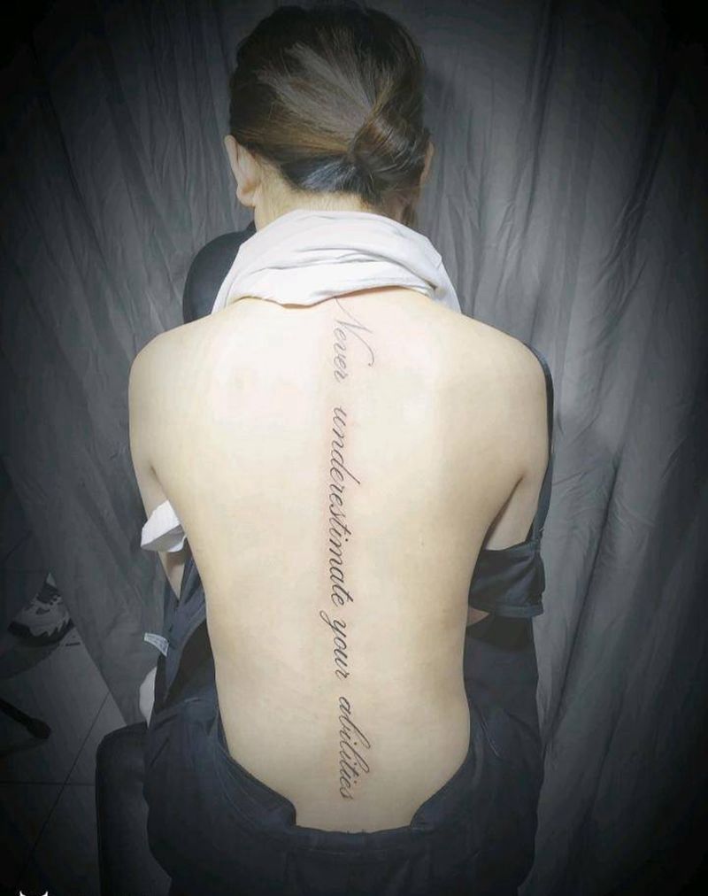 英文字母纹身图片_背部花体字清新字母纹身图案