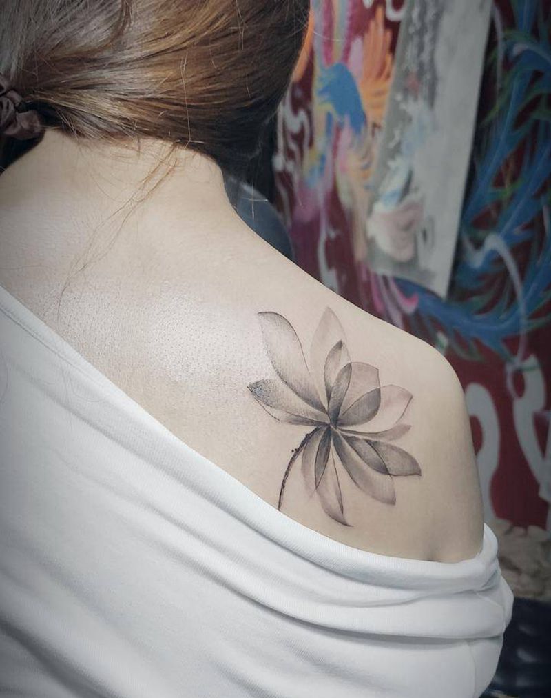 清新纹身荷花纹身图片_肩部背部新传统点刺荷花纹身图案