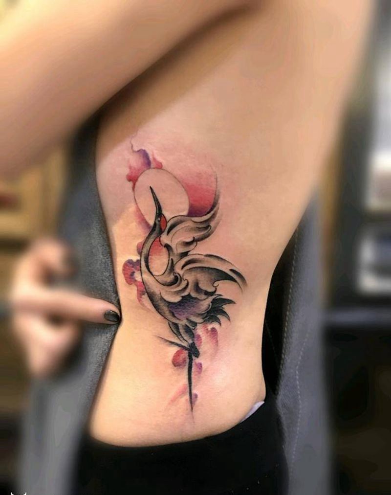 鹤纹身图片_腰部水彩纹身图案