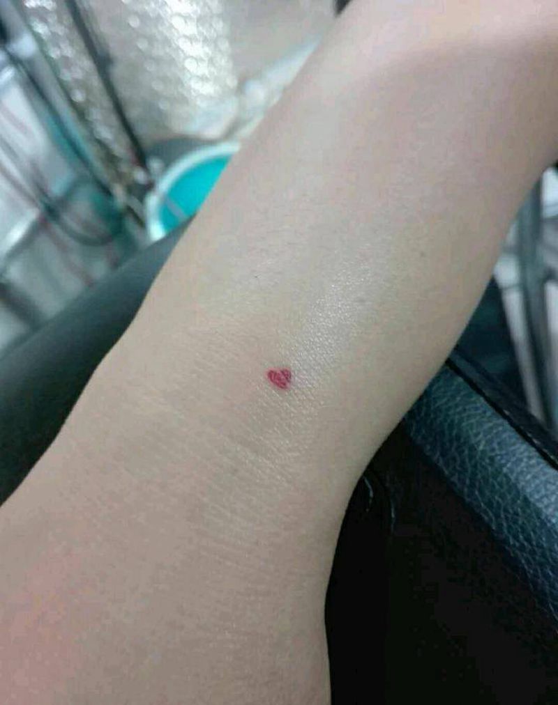 手腕小清新字符，纹身图片_手部清新植物成品纹身图案