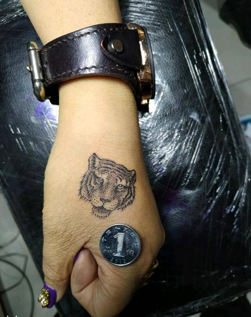 虎头纹身图片_手部新传统点刺纹身图案