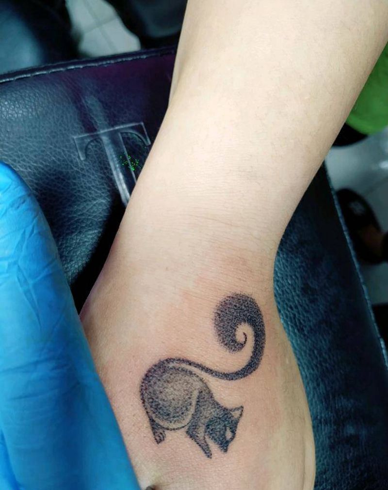 松鼠纹身图片_手部点刺小动物纹身图案