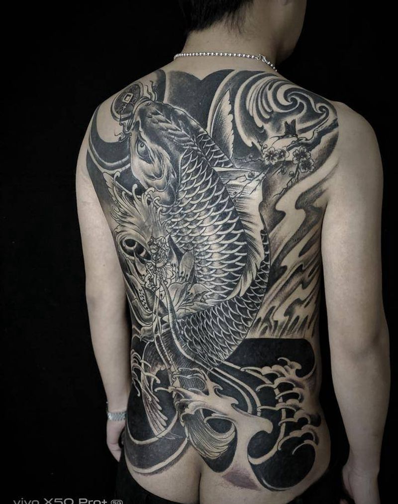 满背招财鱼纹身图片_背部老传统纹身图案