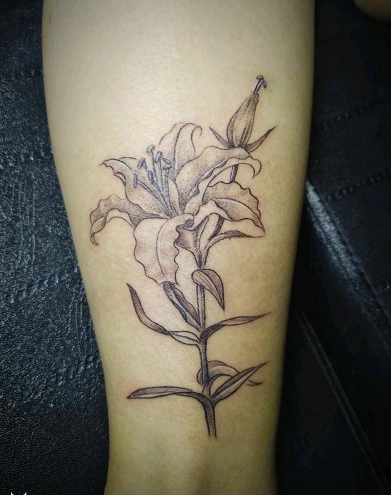 清新系列:百合纹身图片_腿部点刺纹身图案