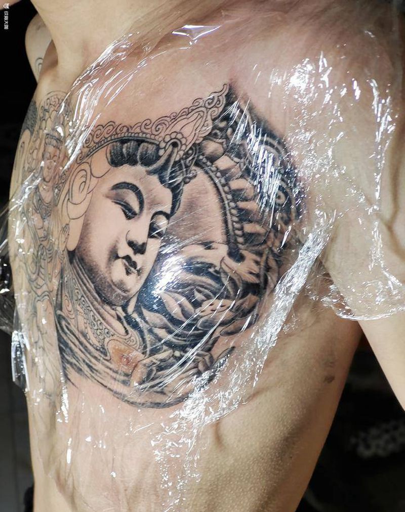 三面佛纹身图片_胸部新传统纹身图案