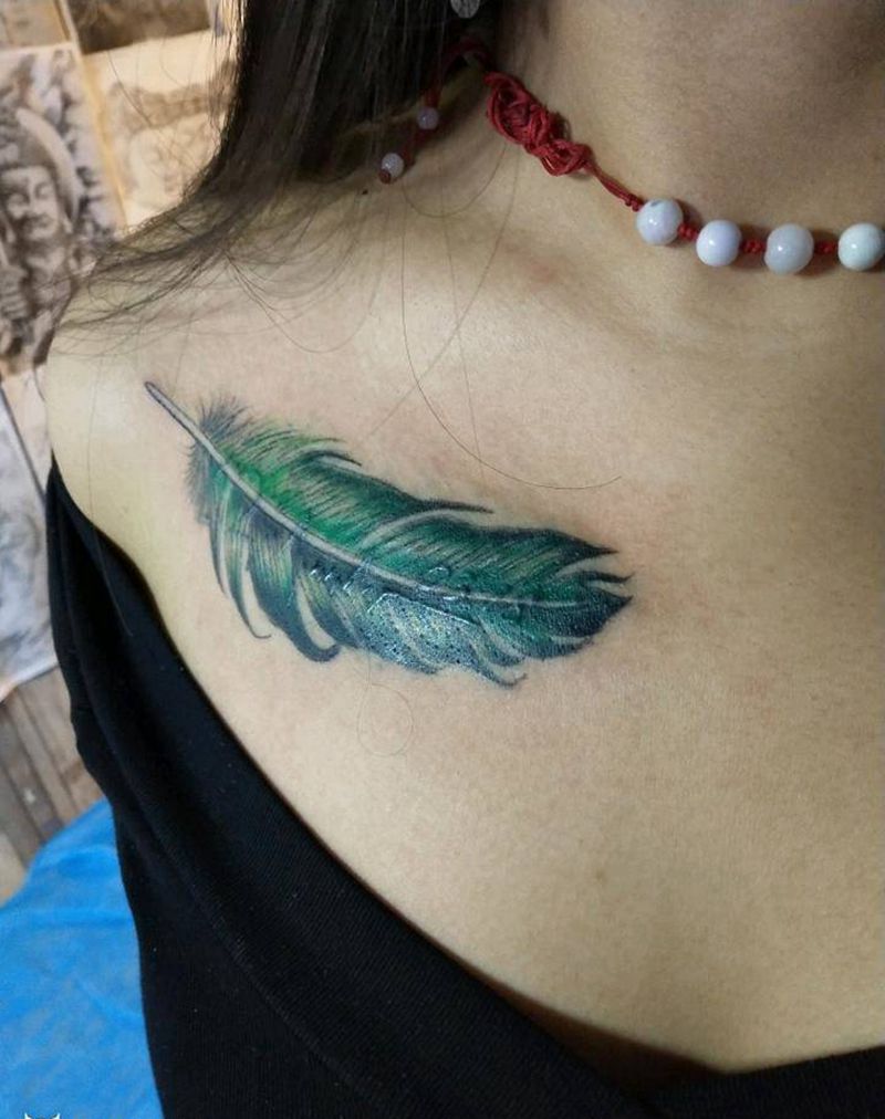 空中的羽毛纹身图片_胸部传统静物成品手稿纹身图案