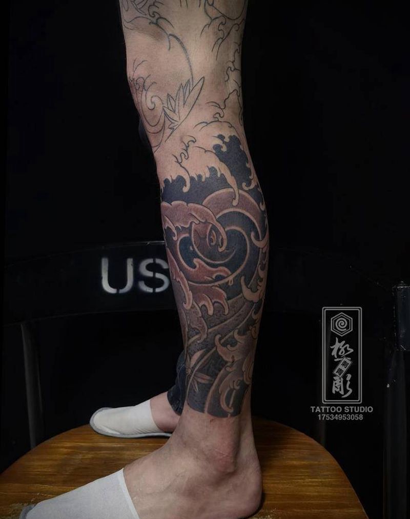 水浪枫叶花腿纹身图片_腿部新传统纹身图案