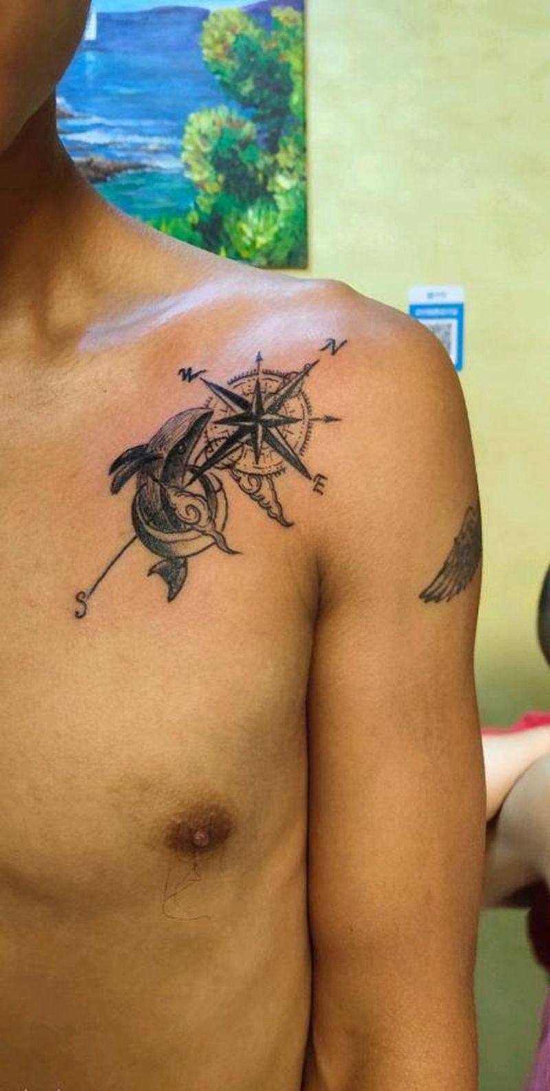 指南针鲸鱼纹身图片_胸部新传统纹身图案