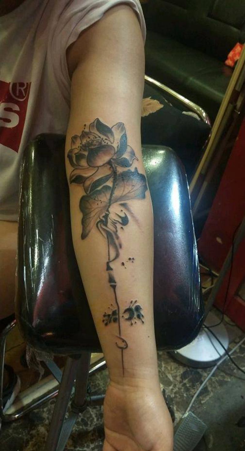 水墨荷花纹身图片_手臂植物成品手稿纹身图案