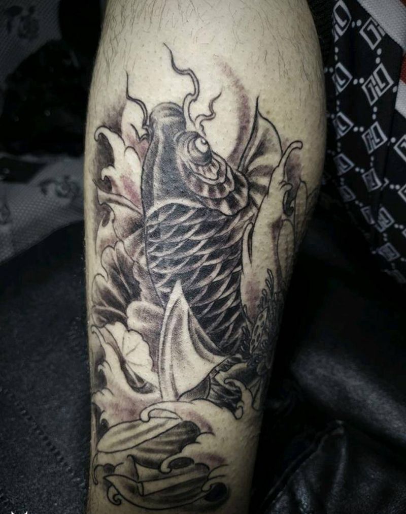 鲤鱼纹身图片_腿部新传统纹身图案